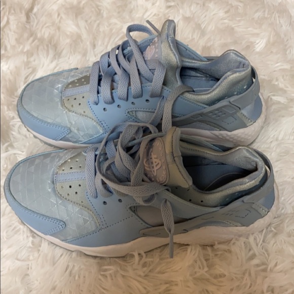Women’s US size 6 baby blue air huaraches - Picture 2 of 3